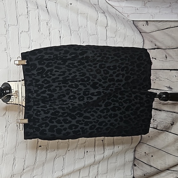Ann Taylor Black Velvet Detail Leopard Print Pencil Skirt Size 6 - Picture 2 of 4